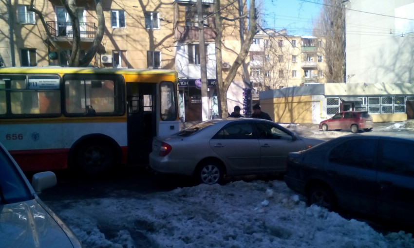 Утреннее ДТП: столкновение троллейбуса с иномаркой в Одессе