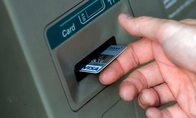 Подросток украл у женщины банковскую карточку и снял с неё 2,5 тысячи гривен