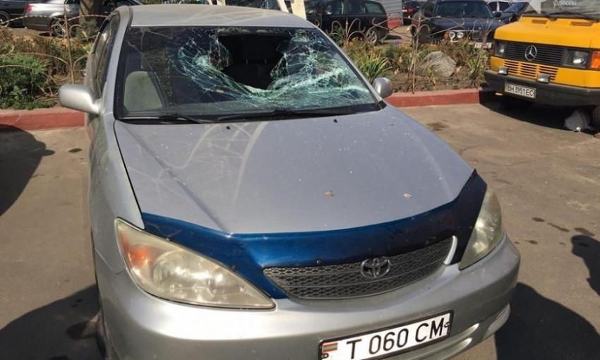 В Одессе неизвестные вдребезги разбили авто