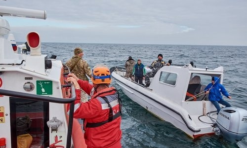 Специалисты проверяют лодки и катера морских спасателей