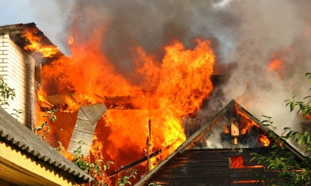 Спасатели тушили в пожар в заброшенном санатории в Одессе
