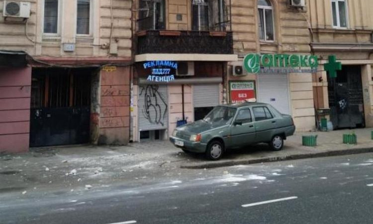 Фасады одесских зданий продолжают обрушаться — сегодня на Канатной
