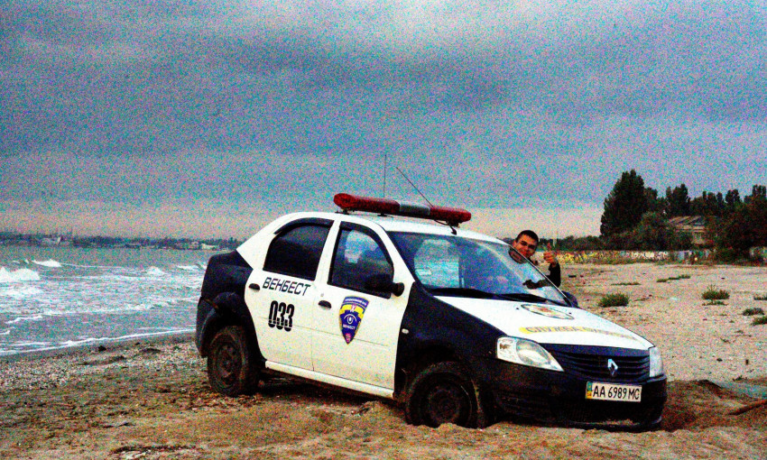 На одном из одесских пляжей застряла машина охранной фирмы