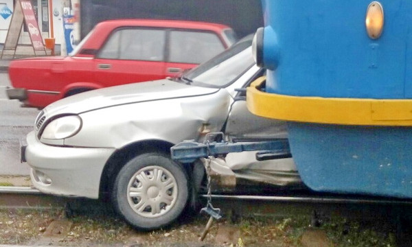 Авария: автомобиль залетел под колёса трамвая