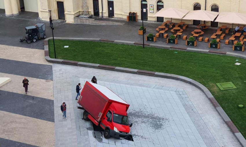 Казусный провал: киевский грузовик провалился в накануне открытый фонтан на Арсенальной 