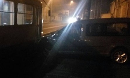 Ночное ДТП в Одессе: автомобиль снес трамвай с рельс