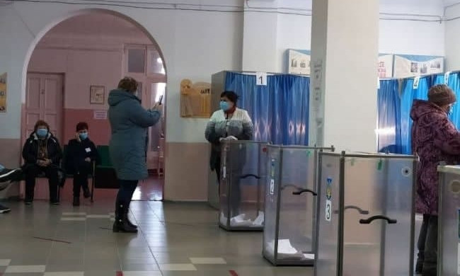В Донецкой области избирателей заманивали на выборы айфоном 