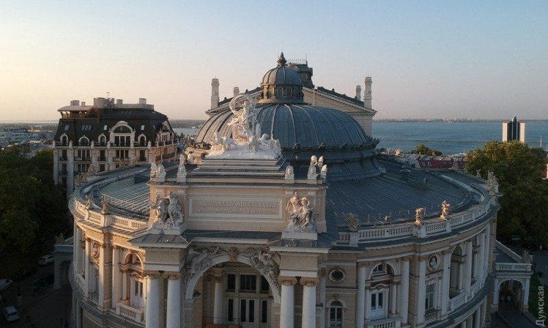 На крышу Оперного вернули недостающую часть скульптуры