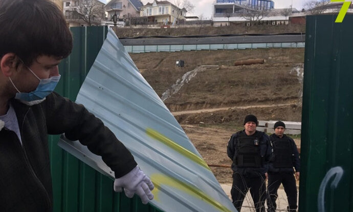 Активисты в очередной раз снесли забор на месте скандальной стройки