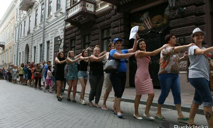 Новый необычный рекорд одесситов: по улицам Одессы прокатился самый длинный паровозик