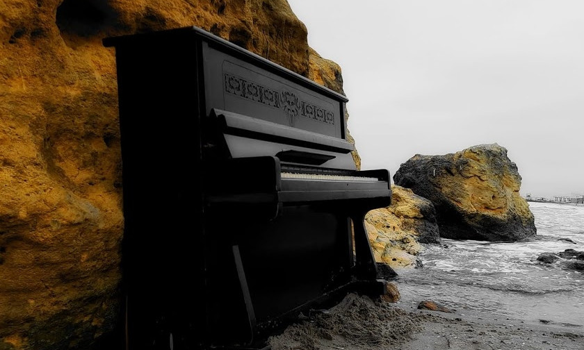 На пляже в Одессе появилось фортепиано 
