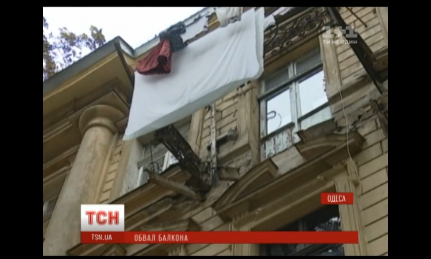 Женщина, упавшая с обрушившимся балконом, скончалась в больнице (видео)