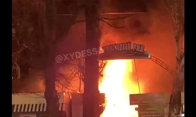 В Одессе загорелся магазин с пиротехникой (Видео)