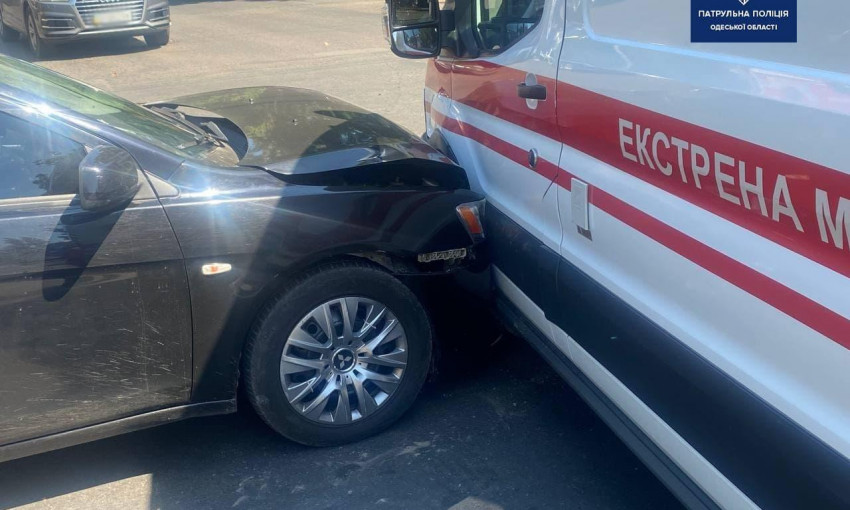 На одесских Черемушках водитель легкового автомобиля протаранил в скорую помощь
