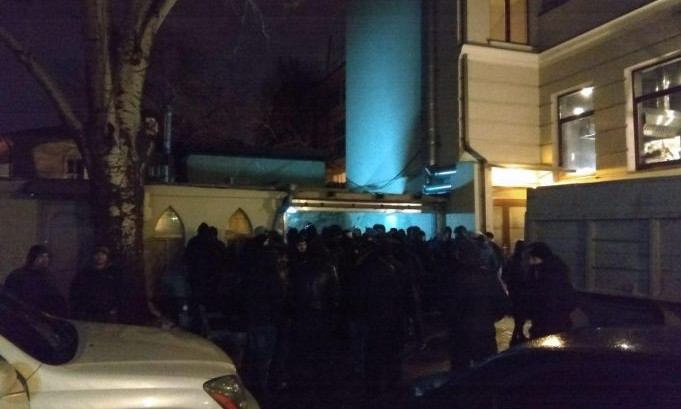 Вечером возле одесской мэрии собралась подозрительная толпа народа