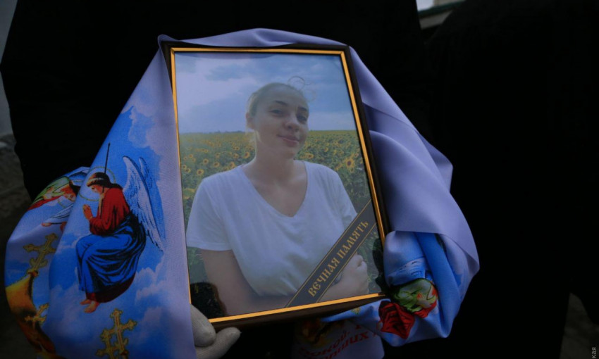 В Одессе попрощались еще с одной жертвой пожара на Троицкой