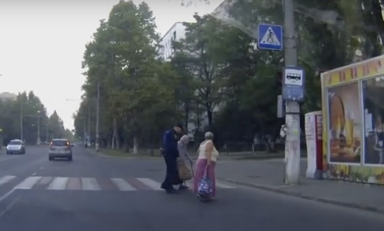 Беспредел по-одесски: полицейский остановил авто и перевёл через дорогу старушек