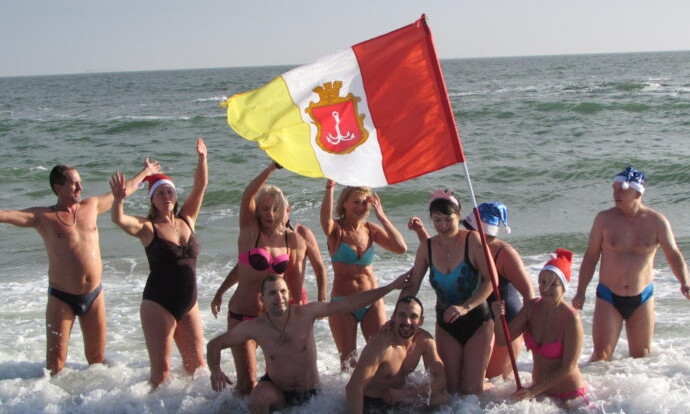 Любители зимнего купания отметили свой праздник на пляже