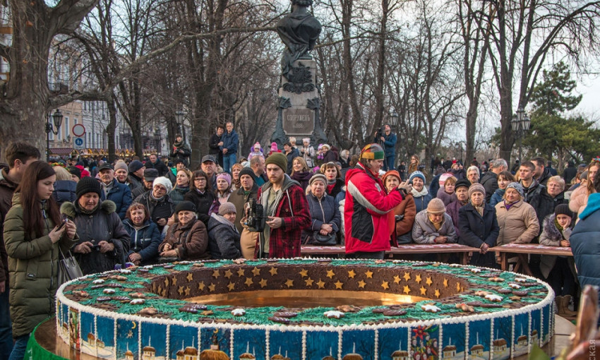 В Одессе раздавали полтонны рождественского калача