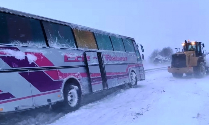 Приключения Одесской зимы: автобус в сугробе, школьники на трассе, роженица в пожарной машине 