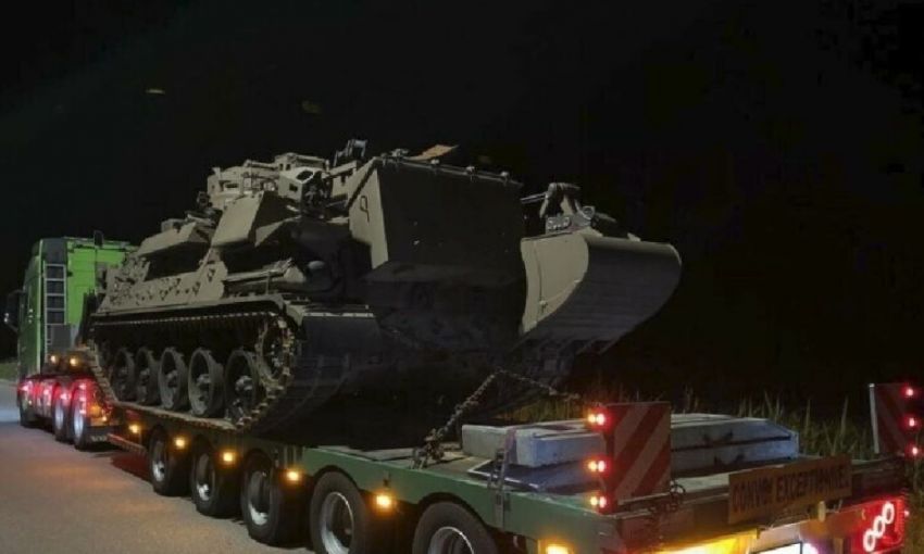 Немецкие полицейские остановили грузовик, который вез танк