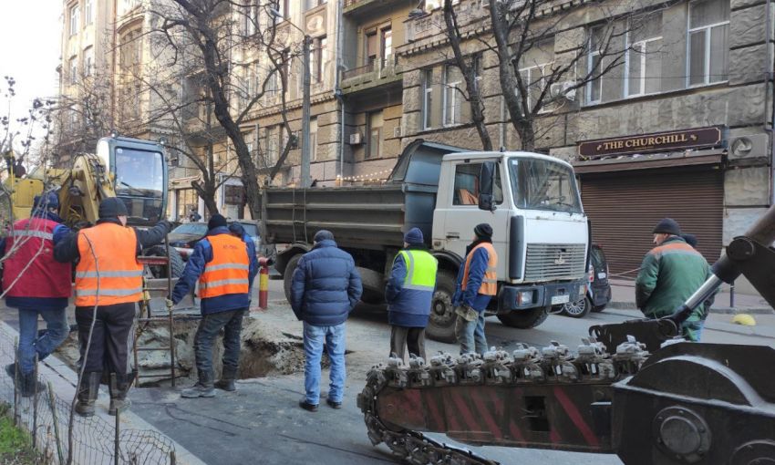Коммунальщики перекопали переулок в центре Одессы