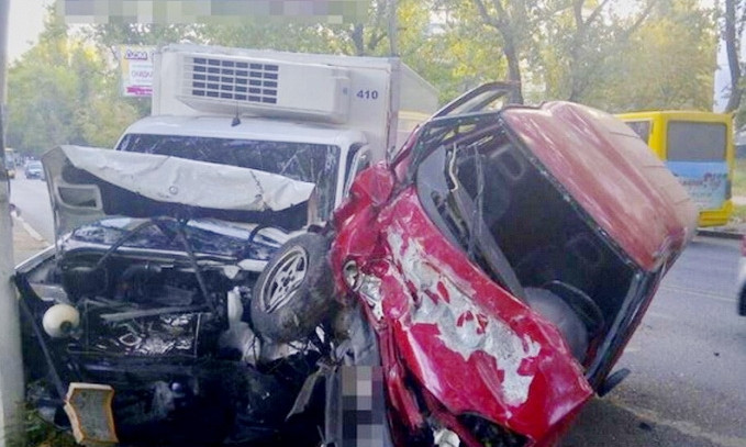 Тройное ДТП с участием иномарок: пострадали два водителя, их доставили в больницу