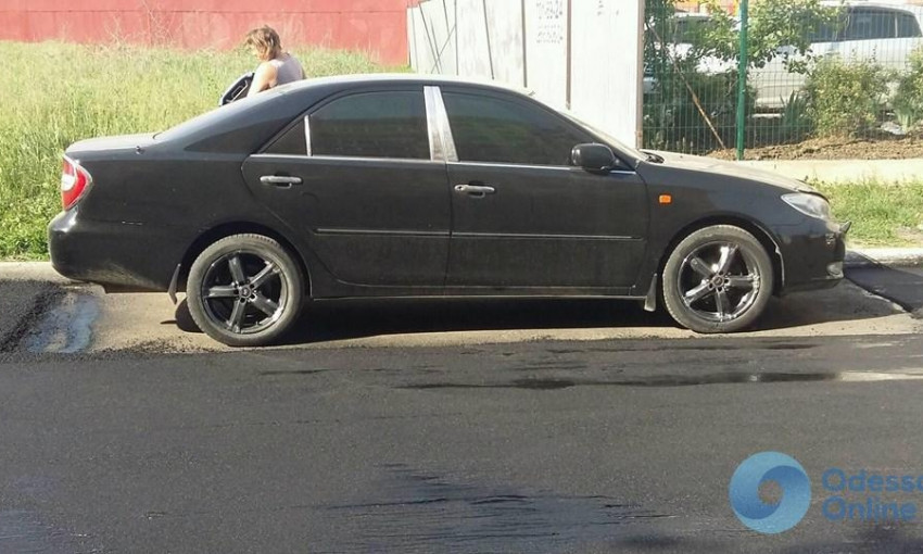 Одесские дорожники положили асфальт вокруг припаркованных автомобилей (ФОТО)