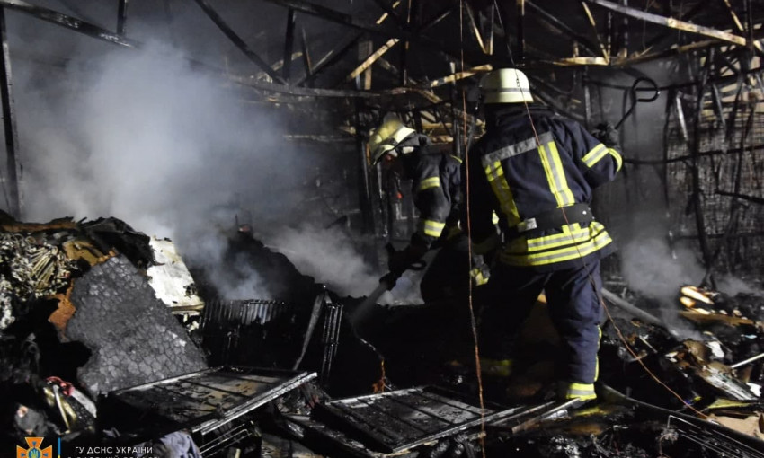В Одессе загорелся магазин одежды: пламя почти полностью уничтожило здание 