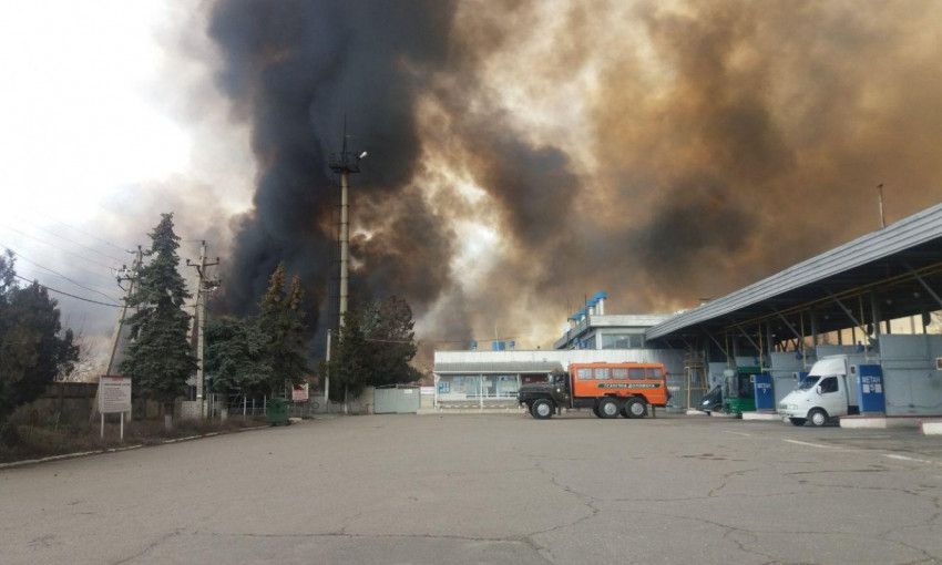 Под Одессой снова полыхает: огонь вплотную подобрался к газовой АЗС