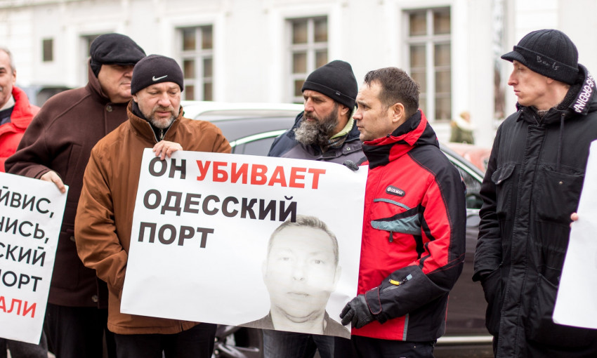 Сотрудники Одесского порта и активисты митингуют против махинаций с буксирами