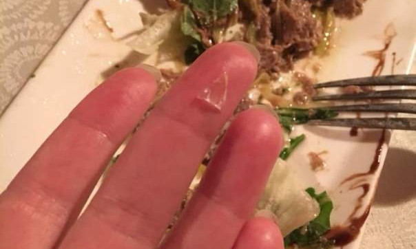 Посетитель одесского ресторана нашел опасный сюрприз в салате
