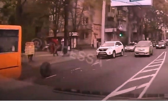 В Одессе в центре города у маршрутки на ходу отпало колесо (видео)