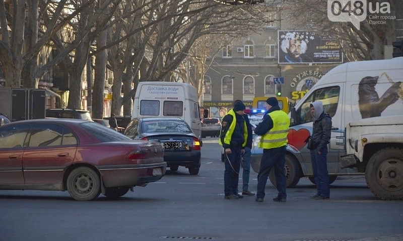 В центре Одессы грузовик столкнулся с легковушкой