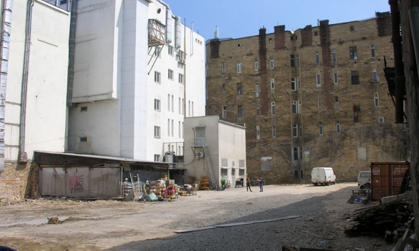 Вторжение с Дерибасовской: торговый центр снёс старинное здание в Красном переулке