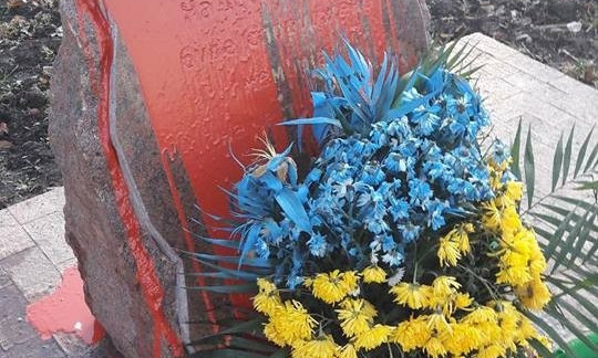 Одесские вандалы облили памятник погибшим воинам АТО краской (ФОТО)