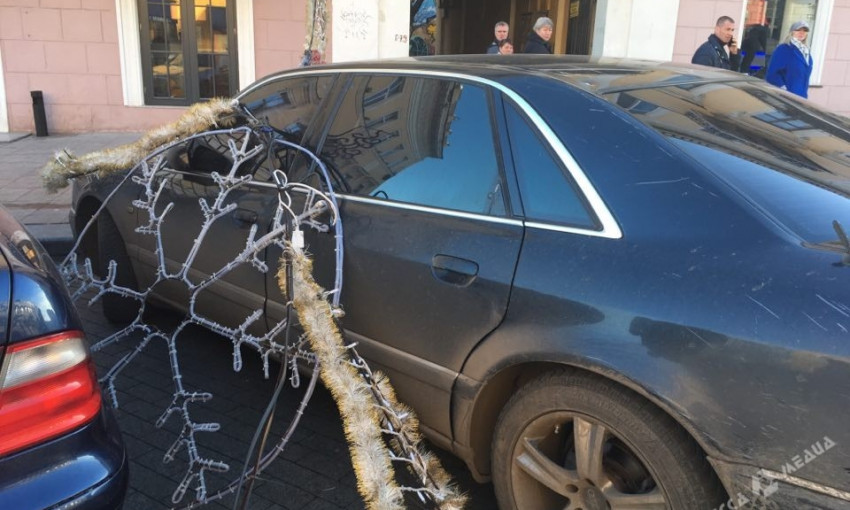 На Екатерининской Audi накрыло "снегом" (ФОТО)