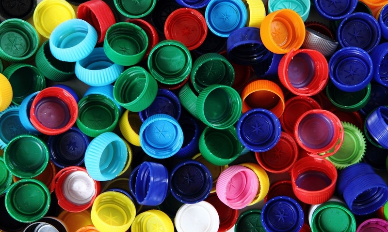 Сдав пластиковые крышки от бутылок можно помочь нуждающимся