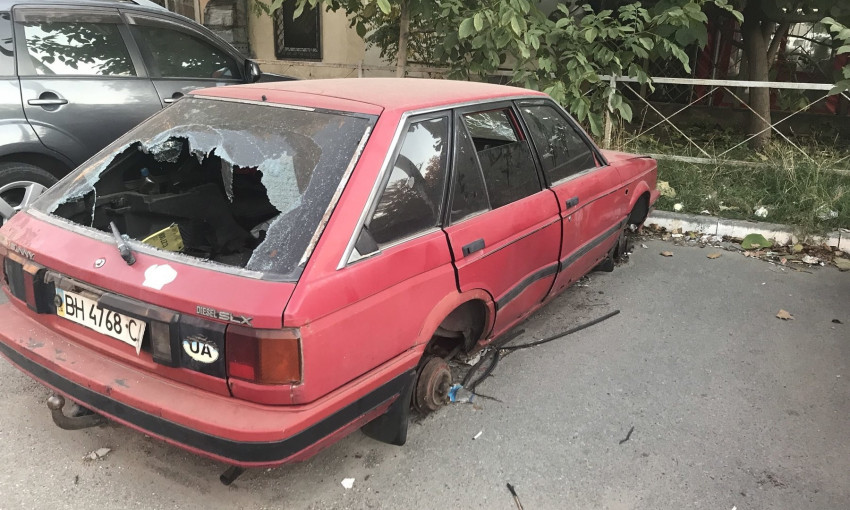 Одесские хулиганы вымещают злость на покинутом автомобиле