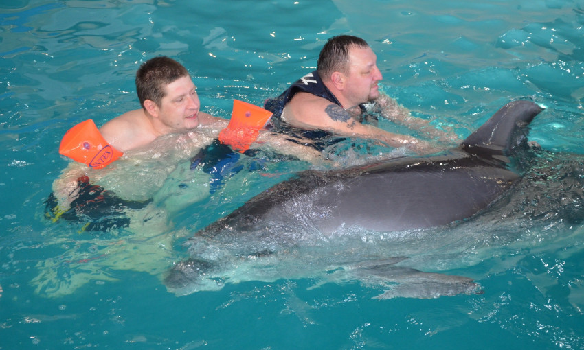 С помощью одесских волонтеров инвалиды АТО реабилитируются дельфинотерапией