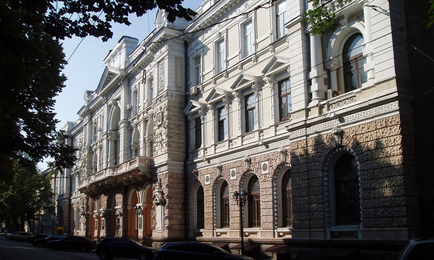 В Одессе со здания Главпочтамта рухнул кусок фасада 