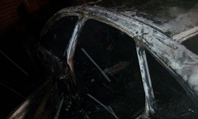 Ночное ДТП в Одессе: машина влетела в столб, а потом загорелась