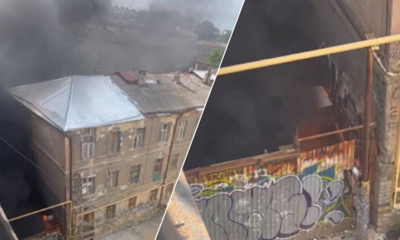 Клубы дыма над центром Одессы – горело здание на Деволановском спуске 