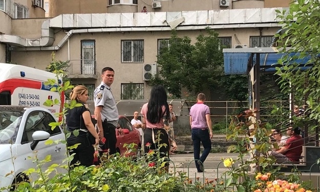 В Одессе из окна высотки выпал маленький ребёнок (ВИДЕО)