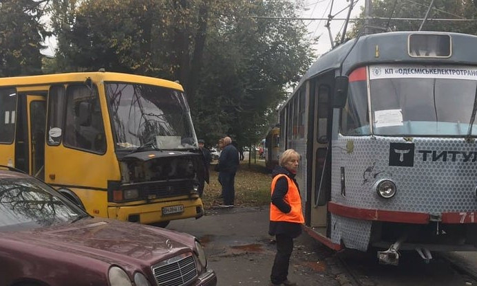 В Одессе столкнулись маршрутка и трамвай 