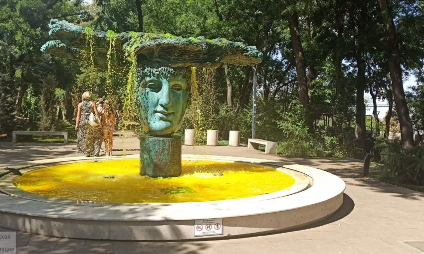 В Одессе вандалы снова окрасили воду в фонтане 