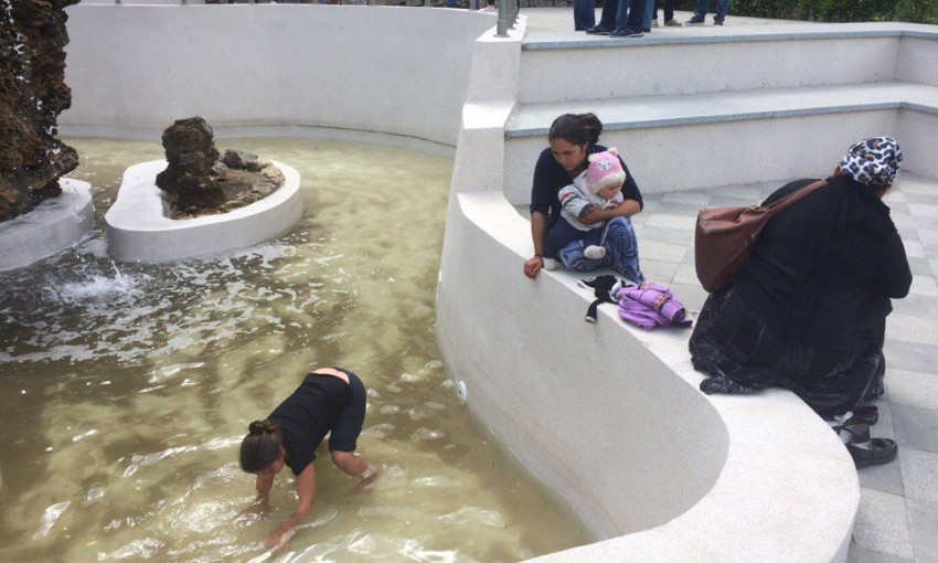 Цыганских детей заставляют вылавливать монетки в фонтане Стамбульского парка