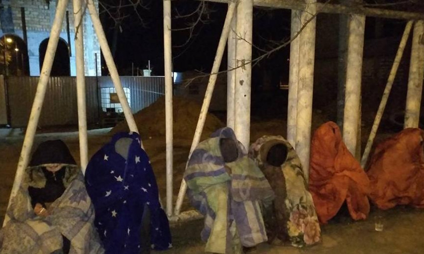 В Одессе разгромили пункт обогрева бездомных, а самих бездомных — избили