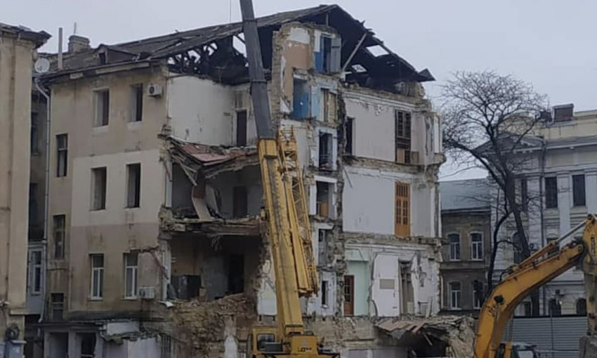 Снести нельзя оставить – обрушение аварийного дома в Одессе может повредить другим зданиям 