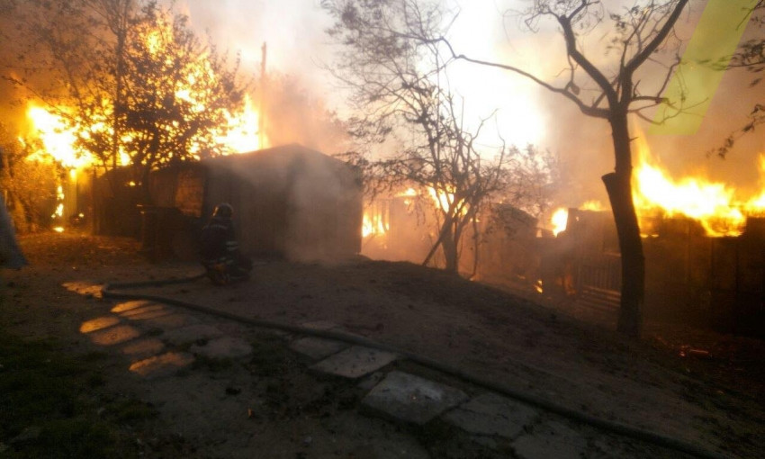 В Черноморке утром случился масштабный пожар – горели курени 